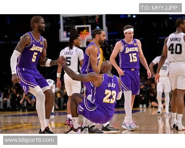 湖人训练场景曝光斯玛特紧逼八村里夫斯全力防守展现团队默契